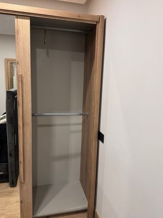 Guardaroba con ante scorrevoli in legno e vetro