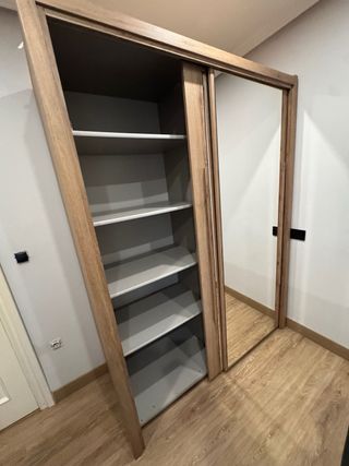 Guardaroba con ante scorrevoli in legno e vetro