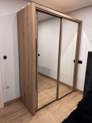 Guardaroba con ante scorrevoli in legno e vetro