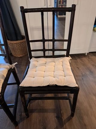 Sedie in legno scuro con cuscini beige