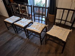 Sedie in legno scuro con cuscini beige