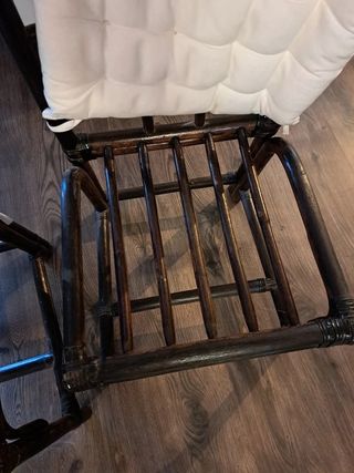 Sedie in legno scuro con cuscini beige