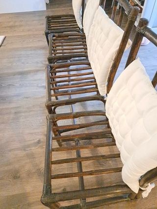 Sedie in legno scuro con cuscini beige