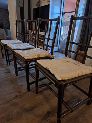 Sedie in legno scuro con cuscini beige