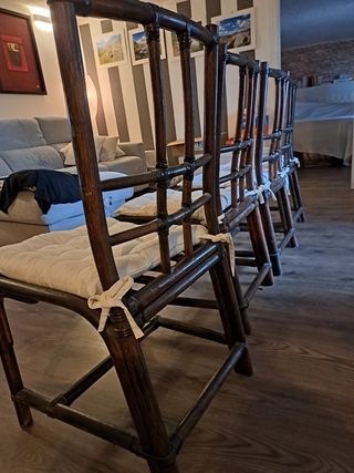 Sedie in legno scuro con cuscini beige