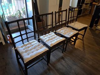 Sedie in legno scuro con cuscini beige