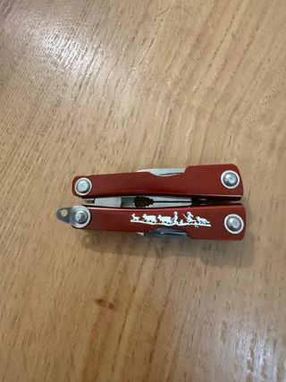 Herramienta multifuncional 10 en 1 roja