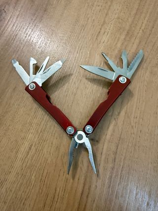 Herramienta multifuncional 10 en 1 roja