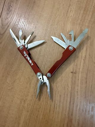 Herramienta multifuncional 10 en 1 roja