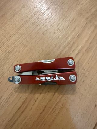 Herramienta multifuncional 10 en 1 roja