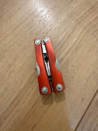 Herramienta multifuncional 10 en 1 roja