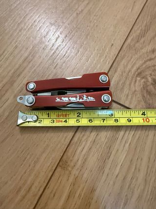 Herramienta multifuncional 10 en 1 roja