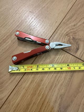 Herramienta multifuncional 10 en 1 roja