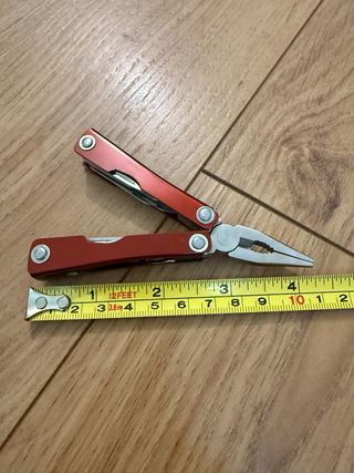 Herramienta multifuncional 10 en 1 roja