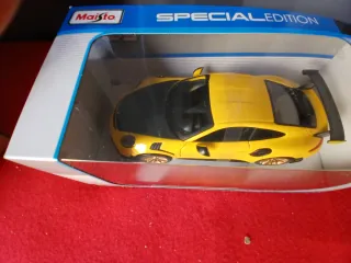 Lote 4 Maisto: 1 Coche 1:24 y 3 Motos 1:18