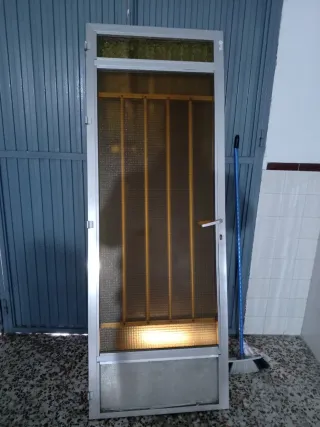 Puerta de aluminio con cristal ámbar