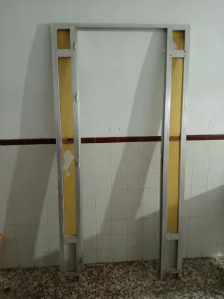Puerta de aluminio con cristal ámbar