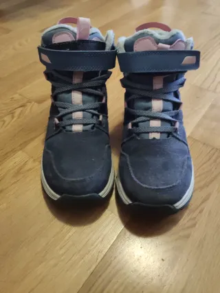 Botas impermeables azules y rosas