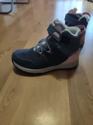 Botas impermeables azules y rosas