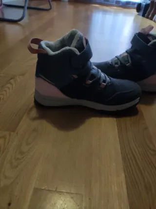 Botas impermeables azules y rosas