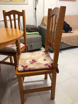 Mesa redonda extensible y 4 sillas madera