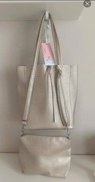 Bolso dorado con neceser