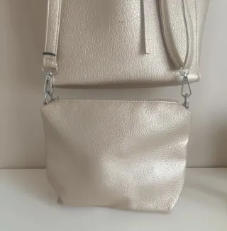 Bolso dorado con neceser