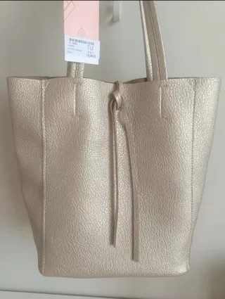 Bolso dorado con neceser