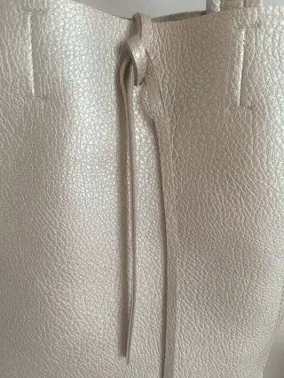 Bolso dorado con neceser