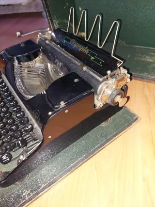Máquina de escribir Olympia Antigua