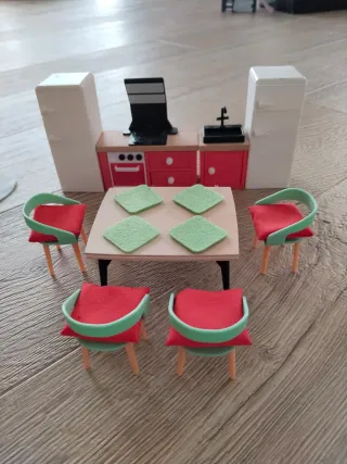 Cocina de juguete con mesa y sillas