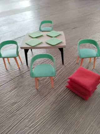 Cocina de juguete con mesa y sillas