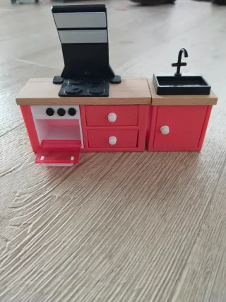 Cocina de juguete con mesa y sillas