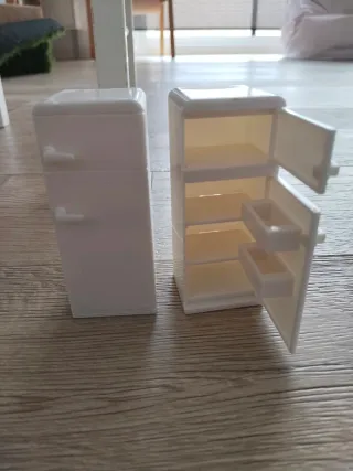 Cocina de juguete con mesa y sillas