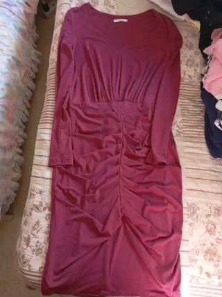 Vestido morado manga larga plisado, burdeos cuello