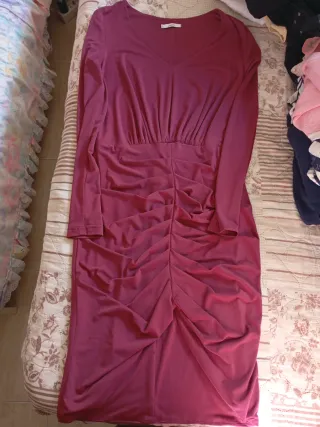 Vestido morado manga larga plisado, burdeos cuello