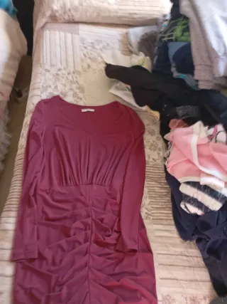Vestido morado manga larga plisado, burdeos cuello
