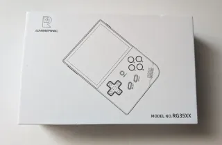 Anbernic RG35XX Beige + Tarjeta 128GB + Soporte