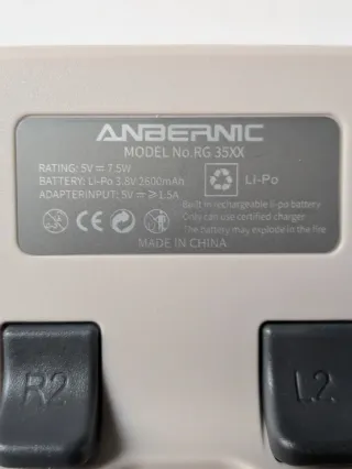 Anbernic RG35XX Beige + Tarjeta 128GB + Soporte