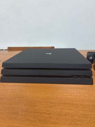 Ps4 Pro 1TB + 3 mandos (negro y rojo)