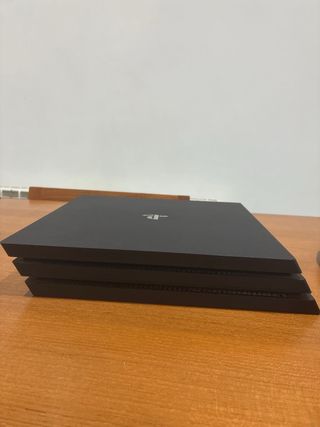 Ps4 Pro 1TB + 3 mandos (negro y rojo)