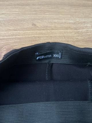 Falda negra con abertura