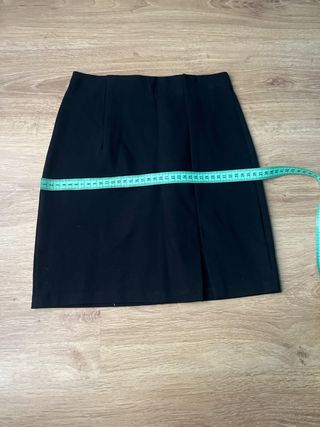 Falda negra con abertura