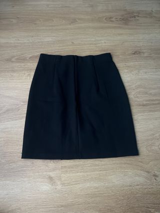 Falda negra con abertura