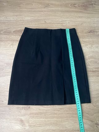 Falda negra con abertura