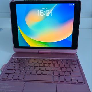 iPad 8ª Generazione con custodia tastiera metallica rosa