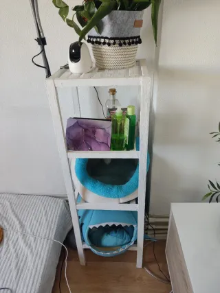 Estantería de madera blanca