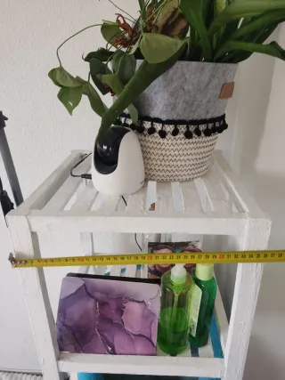 Estantería de madera blanca