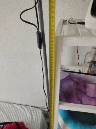 Estantería de madera blanca