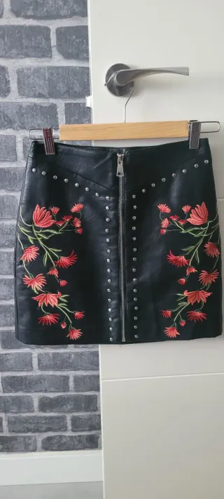 Falda negra bordada floral